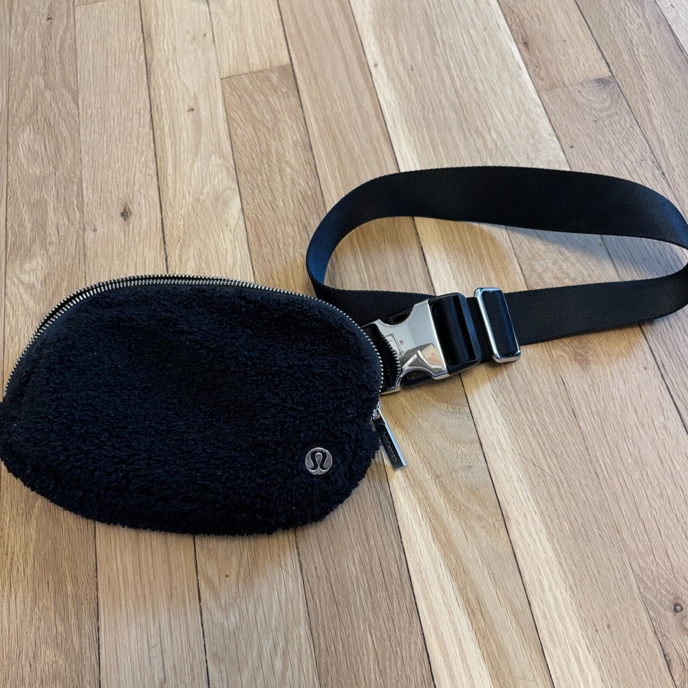 Lululemon black Sherpa belt bag gently